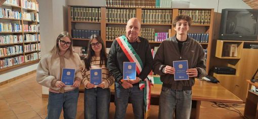 Mombasiglio consegna la Costituzione ai 18enni e incontra gli ospiti della Casa del Sorriso per Natale Mombasiglio consegna la Costituzione ai 18enni e incontra gli ospiti della Casa del Sorriso per Natale