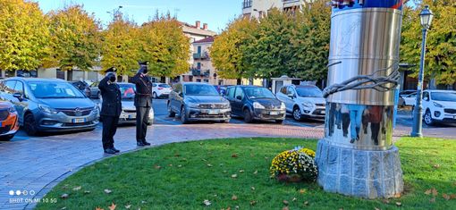 Il capitano dei Carabinieri Davide Basso e il luogotenente Fabrizio Giordano davanti al monumento alla memoria del Generale Dalla Chiesa in piazza Garibaldi