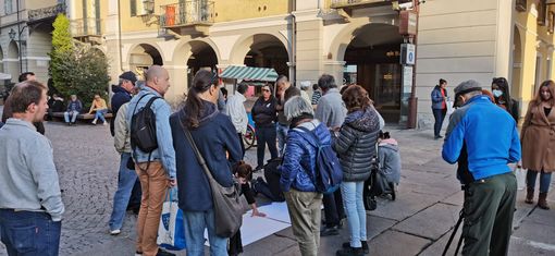 Continua il presidio contro il green pass davanti ai cancelli della Michelin. Oggi manifestanti anche in via Roma a Cuneo