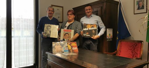 Donati tre LP e quattro 45 giri in memoria di Nini Rosso al Comune di San Michele Mondovì
