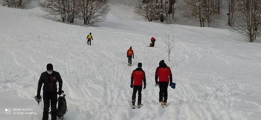Un compagno travolto da una valanga? Tutto quello che uno scialpinista può fare per salvargli la vita (VIDEO)