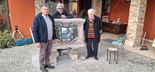 Il sindaco Claudio Raviola e  Franco Sebastiano Alessandria: al centro il professore Giuseppe Martino