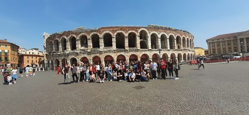 I ragazzi dell'IC Di Dronero davanti all'Arena di Verona