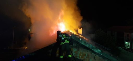 A fuoco un'abitazione a la Morra di Villar San Costanzo: fiamme spente dopo una notte di intervento