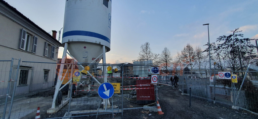 La strada che da via Alba porta in via Ottavio Moreno è transitabile, solo a piedi o in bicicletta, attraverso la passerella provvisoria sul Mellea
