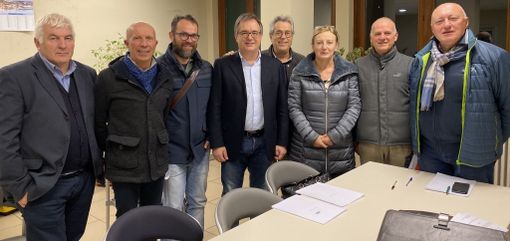 Nella foto d'archivio Marco Gallo, presidente uscente del Bacino Imbrifero del Varaita, con sindaci e amministratori della valle Nella foto d'archivio Marco Gallo, presidente uscente del Bacino Imbrifero del Varaita, con sindaci e amministratori della valle