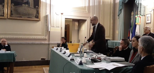 Mondovì, terra a Parco Europa, il sindaco in Consiglio con il secchio: "Sarà rimossa a costo zero"