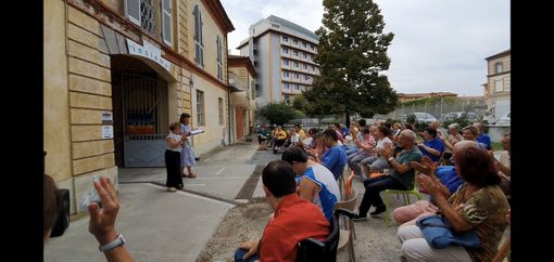 Un momento dello spettacolo alla Cooperativa Sociale Insieme di Alba Un momento dello spettacolo alla Cooperativa Sociale Insieme di Alba