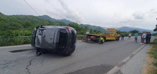 Auto si ribalta sulla provinciale tra Villanova e Roccaforte Mondovì e colpisce colonnina del gas