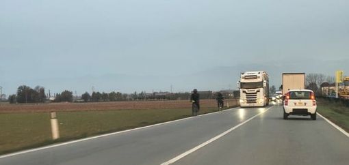 I “migranti della frutta” percorrono le strade diretti verso campi e aziende: un tragitto spesso rischioso tra auto e mezzi pesanti