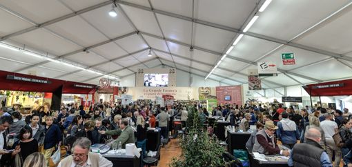 Il Mercato Mondiale del Tartufo preso d'assalto dai visitatori (Foto Dave Carletti) Il Mercato Mondiale del Tartufo preso d'assalto dai visitatori (Foto Dave Carletti)