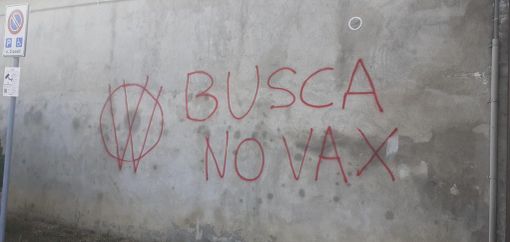 &quot;I vaccini uccidono&quot;: scritte no-vax sul muro del cimitero di Busca