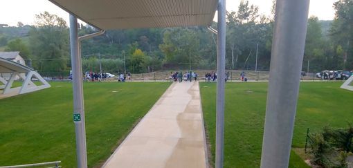 Sullo sfondo lo spazio in cerca di destinazione, visto da quello che oggi è l'ingresso posteriore della scuola