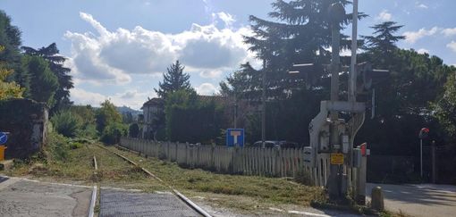 La linea ferroviaria per Asti, ferma dal 2011 per i problemi di stabilità della galleria Gheria, in territorio di Neive