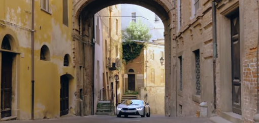 Nel fermo immagine si riconosce sulla destra l'ex tribunale di Mondovì Piazza Nel fermo immagine si riconosce sulla destra l'ex tribunale di Mondovì Piazza