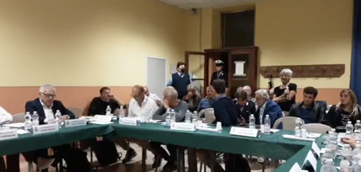 Consiglio itinerante al Merlo, i residenti: "Problemi con la raccolta rifiuti e viabilità in via Vecchia di Cuneo"