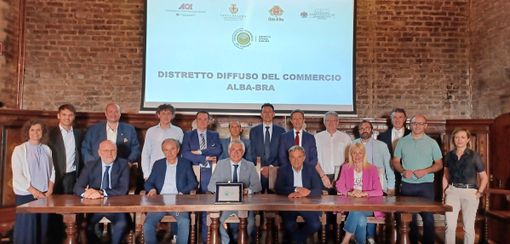 Nella foto i partecipanti alla convocazione della Cabina di Regia. Seduti, da sinistra: Luigi Barbero, Gianni Fogliato, Carlo Bo, Giuliano Viglione, Laura Maria Cristina Capra. In piedi da sinistra: Francesca Montanari, Edoardo Accossato, Umberto Ferrondi, Gian Luca Demaria, Enzo Basso, Marco Scuderi, Roberto Bodrito, Fabrizio Pace, Marco Marcarino, Roberto Passone, Paolo Gazzera, Andrea Cauda, Sabina Chiesa