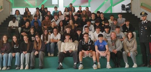 Cultura della legalità al liceo scienze umane di Limone: gli studenti hanno incontrato l'Arma dei Carabinieri Cultura della legalità al liceo scienze umane di Limone: gli studenti hanno incontrato l'Arma dei Carabinieri