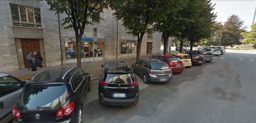 I due portoni di accesso al condominio Miramonti, in via Silvio Pellico 11 e 13, a Cuneo