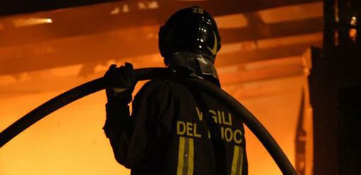 Incendio a Frassino, sul posto i vigili del fuoco