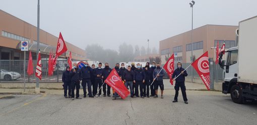 "L'azienda ci deve risposte": sciopero a oltranza per i corrieri dell'appalto Gls di Cuneo e Alba "L'azienda ci deve risposte": sciopero a oltranza per i corrieri dell'appalto Gls di Cuneo e Alba