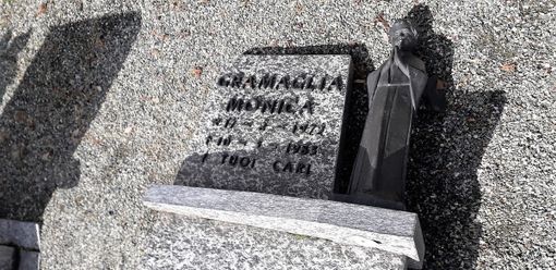 Una delle lapidi distrutte nel cimitero di Verzuolo