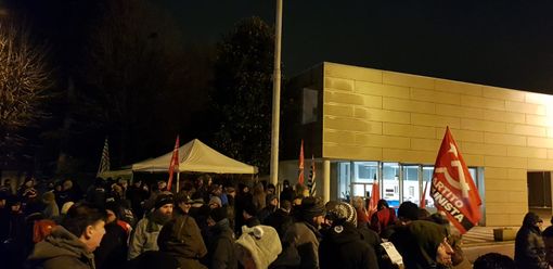 Dalle 5 del mattino davanti ai cancelli dell'Abet contro i 112 possibili licenziamenti
