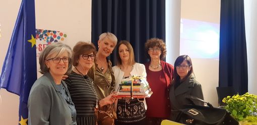 Cuneo: la simbolica donazione da parte del Soroptimist alla Biblioteca 0-18: Lucia Taormina, Patrizia Salmoiraghi, Ingrid Brizio, Lorella Bono; Franca Giordano, Paola Olivero