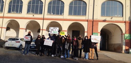 Saluzzo, un momento della manifestazione  di una ventina di studenti del Soleri Bertoni nel cortile della ex Musso
