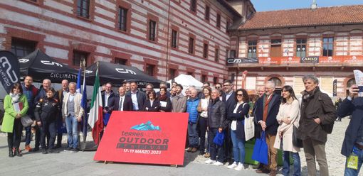 SAluzzo, Terres Monviso Outdoor Festival, foto gruppo al Quartiere per l'apertura della rassegna