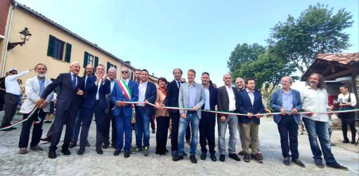 A Paroldo cittadini ed autorità, per l’inaugurazione della piazza principale del paese