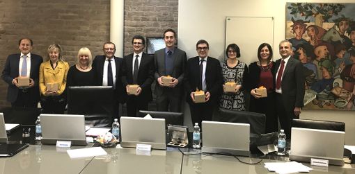 Il gruppo dei premiati con i vertici dell'istituto di credito albese