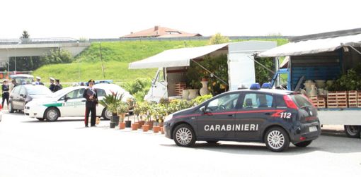 Alba e Bra, multe e sequestri nei confronti di alcuni ambulanti soliti stazionare a bordo strada con il loro mezzo