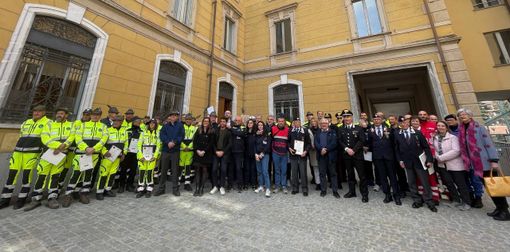 Nastrini e attestati a Mondovì per ringraziare i volontari e la Polizia locale per il servizio svolto durante l'emergeza Covid [FOTOGALLERY]