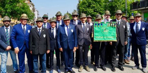 Il presidente della sezione Monviso Enzo desco con il direttivo al completo, alla sfilata degli alpini a Vicenza