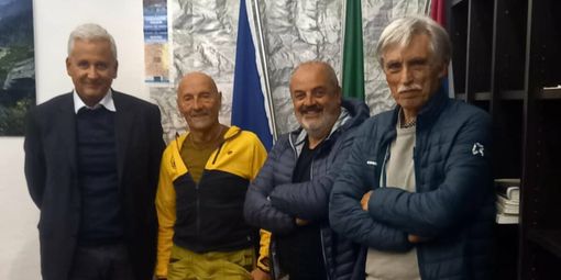 Marco Dastrù, presidente del Parco del Monviso, con Roby Boulard, capogruppo delle guide alpine del Monviso e i consiglieri dell'Ente Riccardo Ambrogio e Sergio Beccio Marco Dastrù, presidente del Parco del Monviso, con Roby Boulard, capogruppo delle guide alpine del Monviso e i consiglieri dell'Ente Riccardo Ambrogio e Sergio Beccio