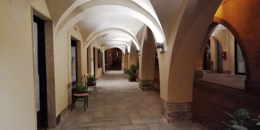 Dogliani, ultimati i lavori di riqualificazione in via Corte, arteria porticata del centro storico