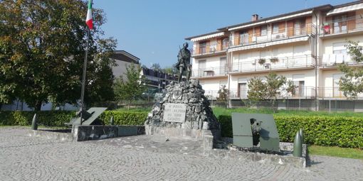 Le penne nere di Villanova Mondovì rinnovano il monumento all'Artigliere Le penne nere di Villanova Mondovì rinnovano il monumento all'Artigliere
