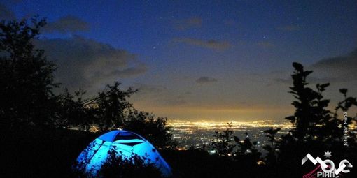 In tenda, di notte, a Pian Munè, con lo spettacolo delle luci della pianura sottostante In tenda, di notte, a Pian Munè, con lo spettacolo delle luci della pianura sottostante