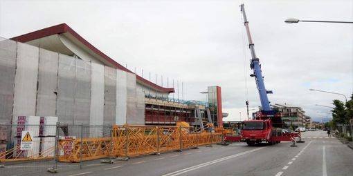 Mondovì: gru per i lavori alla piscina comunale