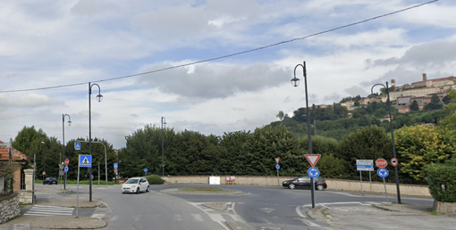 In corso interventi alla rotonda tra via Rosa Bianca e via Aldo Moro a Mondovì: ecco le modifiche alla viabilità