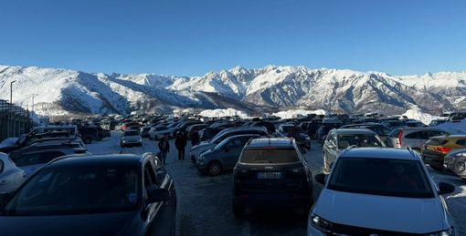 La stazione sciistica di Rucas presa d'assalto: intervento di Carabinieri e amministrazione per gestire il boom di presenze [FOTO]