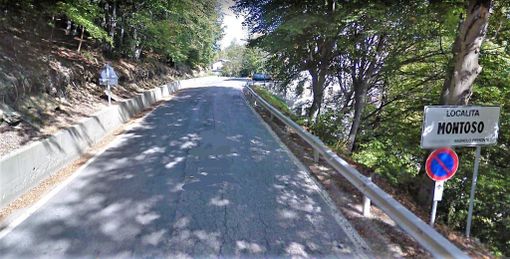 La strada provinciale 246, alle porte dell'abitato di Montoso