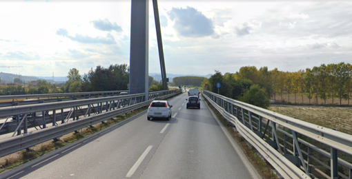 Il ponte Nassiriya, lungo la tangenziale albese (archivio, da Google)