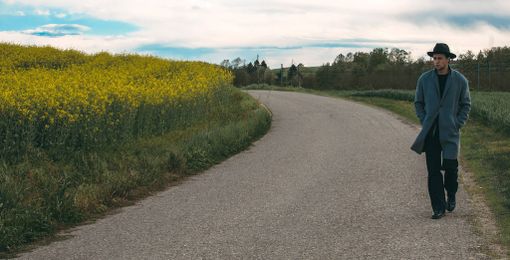 Classe 1998, nel 2016 Cerrato ha partecipato con successo al talent "The voice of Italy"