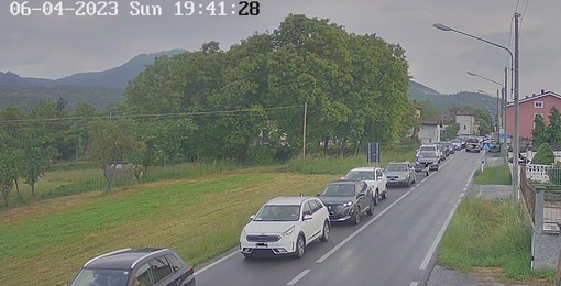 Le code a Bagnasco in vari momenti del pomeriggio di ieri, a valle del semaforo, installato all'altezza della casa rossa Le code a Bagnasco in vari momenti del pomeriggio di ieri, a valle del semaforo, installato all'altezza della casa rossa