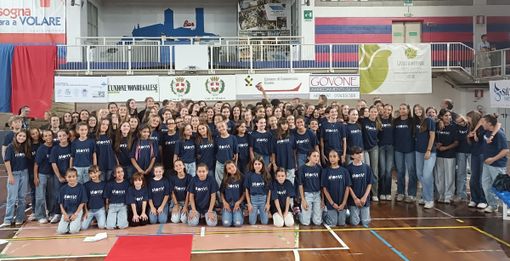 Foto di gruppo con la prima squadra del Mondovì Volley e con il settore giovanile MonVi