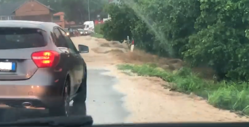 Bomba d’acqua a Verduno: fiume dalla collina invade la strada ai piedi del nuovo ospedale (VIDEO)