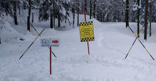 La segnaletica che chiude la strada per il Pian delle Gorre (Foto M. Colombo)