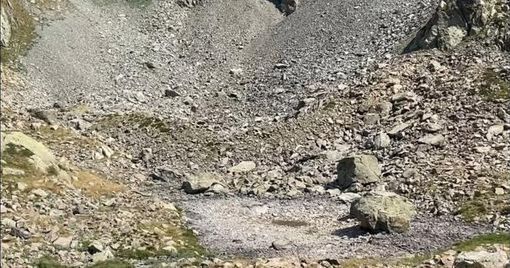 Situazione del laghetto (senz'acqua) al rifugio Morelli Buzzi . (pagina FB Rifugio Morelli Buzzi)